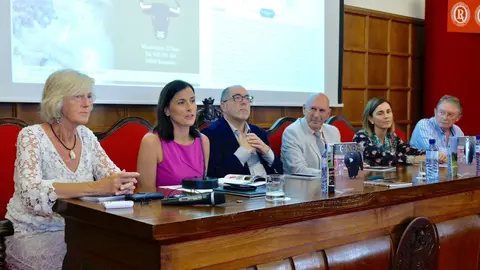 La alcaldesa, Gema Igual, en la presentaci&oacute;n de la revista 'Toros' en la C&aacute;mara de Comercio