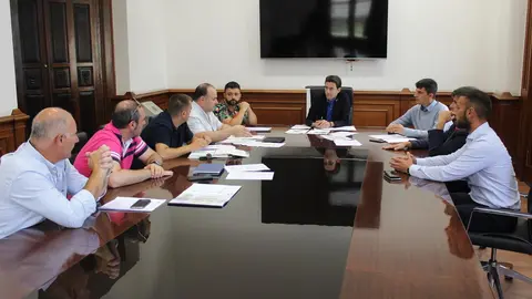 Pedro Casares se re&uacute;ne con sindicatos de Polic&iacute;a