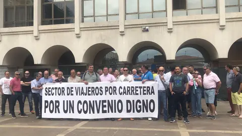Sindicatos de transporte de viajeros por carretera se concentran en la plaza de las Estaciones de Santander