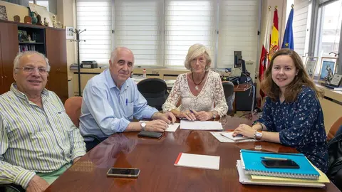 La consejera de Educaci&oacute;n, FP y Turismo, Marina Lomb&oacute;, se ha re&uacute;ne con el alcalde de Riotuerto, Alfredo Madrazo