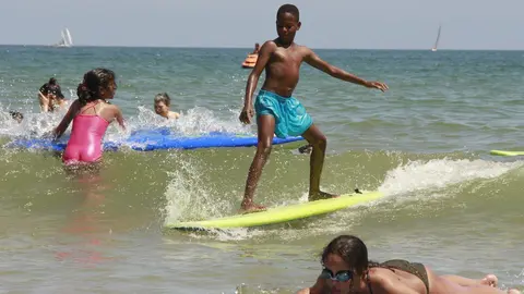 Ni&ntilde;os saharauis practican surf en Laredo