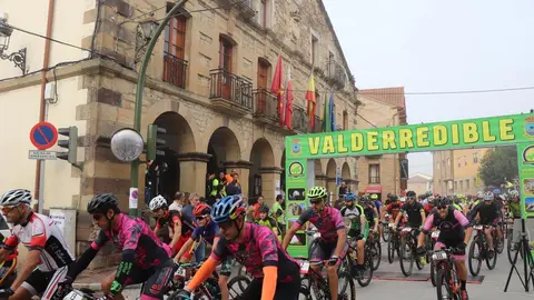 Salida de la primera edici&oacute;n de la BTT Valderredible Valle del Rupestre