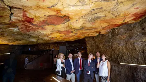 El mionistro de Cultura, Jos&eacute; Guirao, en Altamira, junto con el vicepresidente regional, Pablo Zuloaga, entre otros