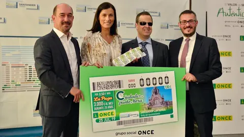 Presentaci&oacute;n cup&oacute;n ONCE con el reloj del Ayuntamiento de Santander del sorteo del 25 de julio