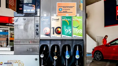 Mangueras de una m&aacute;quina expendedora de carburante en una gasolinera de Madrid.