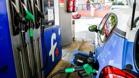 Un coche repostando gasolina en una gasolinera de Madrid.