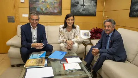 El presidente de Cantabria, Miguel &Aacute;ngel Revilla, se re&uacute;ne con la alcaldesa de Santander, Gema Igual, que ha acudido al encuentro acompa&ntilde;ada del concejal de Fomento, C&eacute;sar D&iacute;az