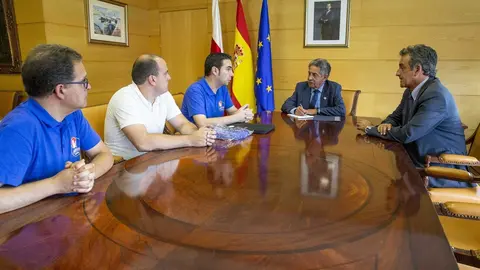 El presidente de Cantabria, Miguel &Aacute;ngel Revilla, se re&uacute;ne con los taxistas