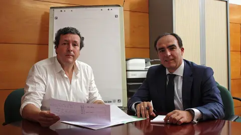 El diputado auton&oacute;mico I&ntilde;igo Fern&aacute;ndez (izda) y el senador por Cantabria Javier Puente