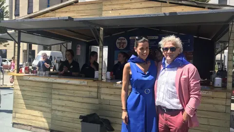 La alcaldesa de Santander, Gema Igual, y el presidente de los hosteleros, &Aacute;ngel Cuevas, inauguran las casetas de la Feria de D&iacute;a en la plaza Alfonso XIII