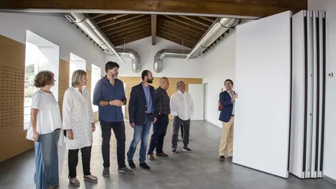 La alcaldesa de Camargo, Esther Bolado, junto a varios concejales, visitas las antiguas escuelas de Igollo ya rehabilitadas