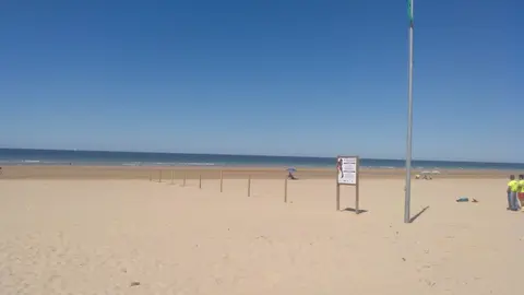 Zona habilitada para perros en una playa de Noja