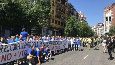 Taxistas y polic&iacute;as locales cortan la calle Jes&uacute;s de Monasterio con sus protestas en el d&iacute;a que arranca la Semana Grande