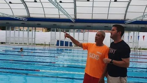 El concejal de Deportes del Ayuntamiento de Pi&eacute;lagos, Luis Sa&ntilde;udo, visita la piscina de Renedo