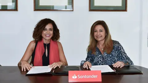 La decana del Colegio de Procuradores de Cantabria, Rosaura Diez Garrido, y por Roc&iacute;o Vielva Ramos, directora de la Territorial de Cantabria y Asturias del Banco Santander