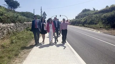 El consejero de Obras P&uacute;blicas, Ordenaci&oacute;n del Territorio y Urbanismo, Jos&eacute; Luis Gochicoa, inaugura el nuevo paseo peatonal que da lugar a la uni&oacute;n de Casasola, en Ruiloba, con el camping de Comillas