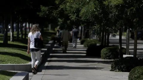 Algunas personas caminando por las calles del Paseo de Recoletos de Madrid en el segundo d&iacute;a de la ola de calor que estar&aacute; presente posiblemente hasta el 1 de julio.