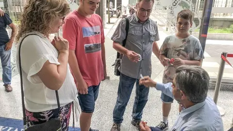 Revilla recibe a una familia de Catalu&ntilde;a durante la segunda 'jornada de puertas abiertas' en el Gobierno para atender a la gente que veranea en Cantabria y quiere conocerle