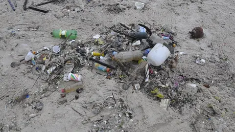 Basura en una playa 