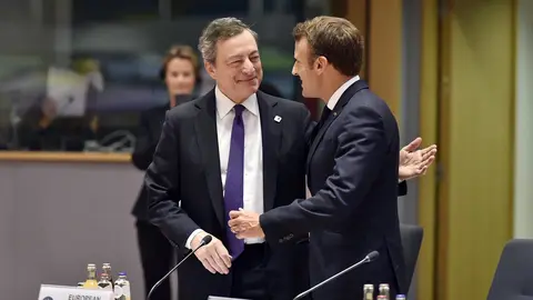 21 June 2019, Belgium, Brussels: European Central Bank Preident Mario Draghi (L) sjakes hands with President of France Emmanuel Macron during the second day of the EU summit. Photo: Pool Eric Vidal/BELGA/dpa