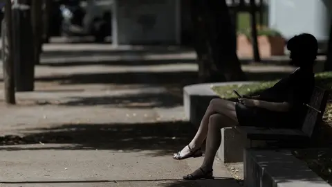 Algunas personas caminando por las calles del Paseo de Recoletos de Madrid 