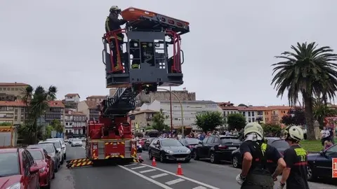 Bomberos colaboran en traslado sanitario de una mujer en una vivienda en obras