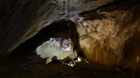 Placa colocada por UGT en la cueva de Las Cascajosas en recuerdo a hist&oacute;ricos militantes y combatientes del franquismo