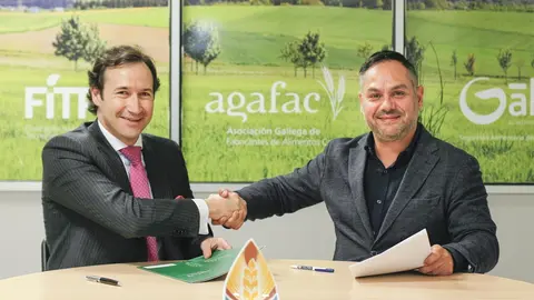 Francisco Jos&eacute; Nomded&eacute;u (izquierda) y Bruno Beade (derecha) firman el acuerdo de colaboraci&oacute;n mediante el cual AGC se integra en Galis