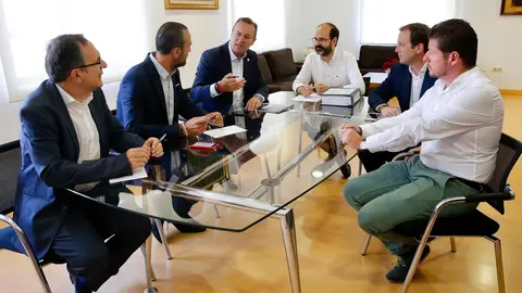 Reuni&oacute;n consejero Desarrollo Rural, Guillermo Blanco, y equipo gobierno Torrelavega