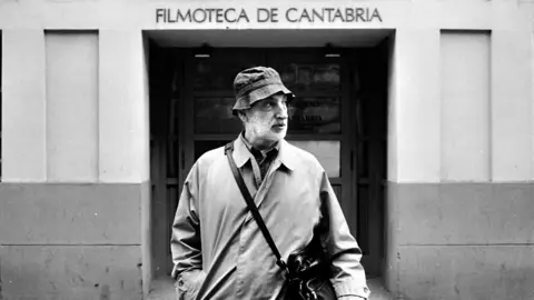 Paulino Viota saliendo de la Filmoteca de Cantabria