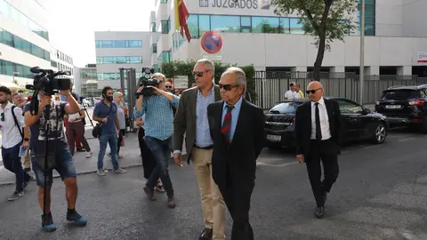 El banquero Jaime Bot&iacute;n (centro) acude al Juzgado de lo Penal n&uacute;mero 27 de Madrid, donde comienza el juicio contra &eacute;l, que est&aacute; acusado de un delito de contrabando de bienes culturales por haber intentado sacar de Espa&ntilde;a el cuadro de Picasso 'Cabeza de mu