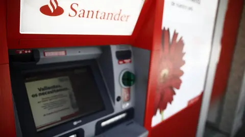 Imagen de un cajero del Banco Santander en Madrid.