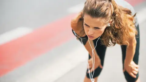 Una chica descansa despu&eacute;s de correr