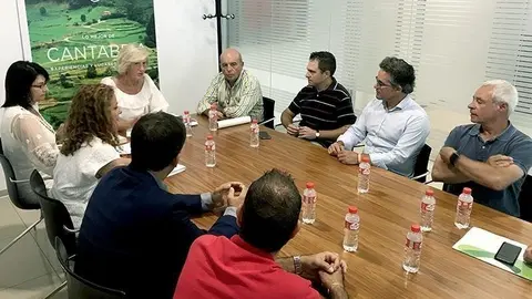 Lomb&oacute; junto con los directores de instalaciones