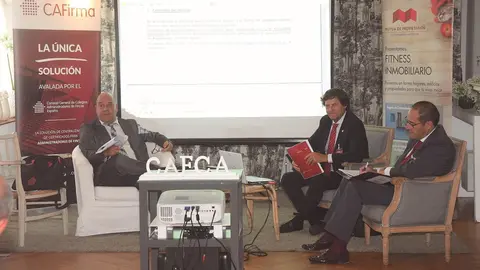 El presidente de CAFCA, Alberto Ruiz-Capillas, junto al secretario, Juan Sa&ntilde;udo, y el responsable de la Asesor&iacute;a Jur&iacute;dica, Alberto Herrero