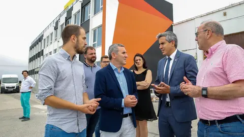 El vicepresidente de Cantabria, Pablo Zuloaga, visitas las obras de rehabilitaci&oacute;n del edificio de Rada en Bezana