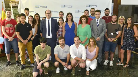 La alcaldesa de Santander, Gema Igual, y la consejera de Empleo, Ana Bel&eacute;n &Aacute;lvarez, dan la bienvenida a los primeros desempleados contratados en 2019 a trav&eacute;s de Corporaciones Locales