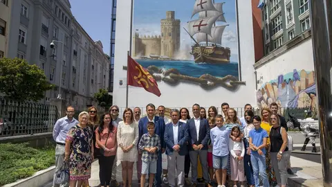 El presidente, Miguel &Aacute;ngel Revilla, y la consejera de Presidencia, Paula Fern&aacute;ndez, reciben a una delegaci&oacute;n de Sevilla que disfruta de una semana en la regi&oacute;n