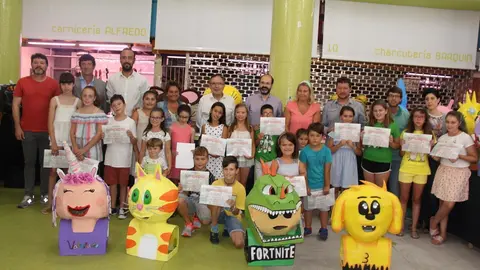 Participantes en el taller de cabezudos