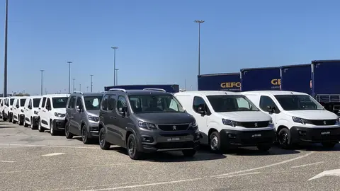 Veh&iacute;culos preparados para exportaci&oacute;n en la planta del Grupo PSA en Vigo (Opel/Peugeot)
