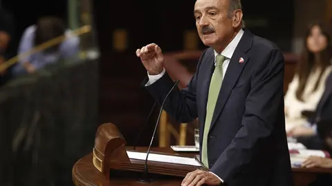 El diputado del Partido Regionalista C&aacute;ntabro (PRC) en el Congreso de los Diputados, Jos&eacute; Mar&iacute;a Maz&oacute;n, interviene en la segunda sesi&oacute;n del debate de investidura del candidato socialista a la Presidencia del Gobierno.