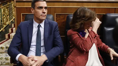 El presidente y la vicepresidenta del Gobierno en funciones Pedro S&aacute;nchez y Carmen Calvo, sentados en su esca&ntilde;o en el Congreso de los Diputados antes de la segunda votaci&oacute;n para la investidura del candidato socialista a la Presidencia del Gobierno y despu