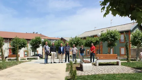 Acto de recepci&oacute;n de la obra de la Plaza de la Concordia. En ella, el alcalde de Reinosa, Jos&eacute; Miguel Barrio, los concejales Alvaro Zabal&iacute;a y Celia G&oacute;mez, los direcores de obra y representantes de la empresa constructora