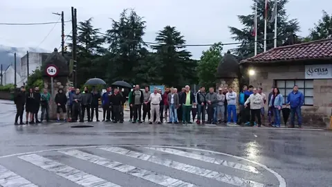 Concentraci&oacute;n en la entrada de la f&aacute;brica de los trabajadores de Global Special Steel Products