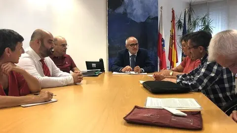 El consejero de Sanidad, Migue Rodr&iacute;guez, se re&uacute;ne con la plataforma 'Ciudadan&iacute;a contra la exclusi&oacute;n sanitaria',