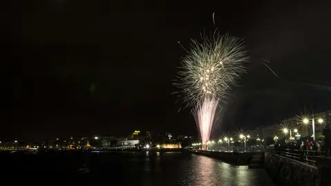 DAVID S. BUSTAMANTE 27/07/2019 SANTANDER/ CANTABRIA Fuegos artificiales en la Bah&iacute;a de Santander