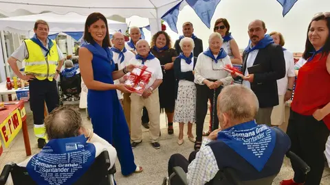 La alcaldesa de Santander, Gema Igual, asiste a la celebraci&oacute;n de la Semana Grande en el centro de d&iacute;a de General D&aacute;vila