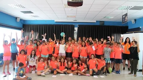 Ni&ntilde;os de Argo&ntilde;os participan en un cuentacuentos en lengua de signos