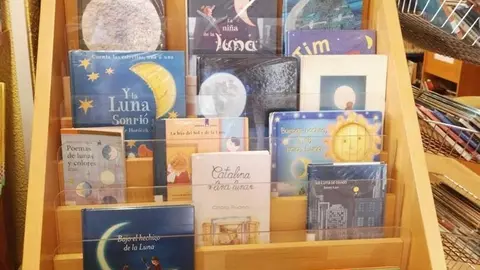 Libros infantiles sobre la Luna en la bilblioteca municipal de Camargo