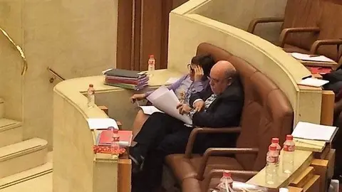 Mar&iacute;a Luisa Real y Juan Jos&eacute; Sota en el Parlamento de Cantabria durante su etapa como consejeros 